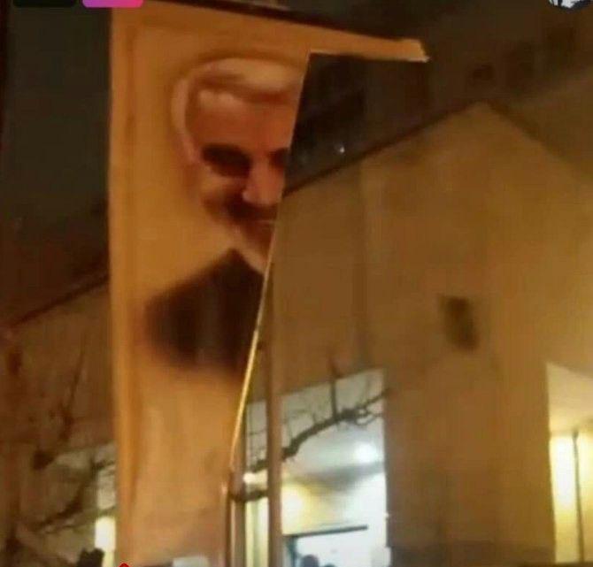 Tahran’da Kasım Süleymani posteri yırtıldı