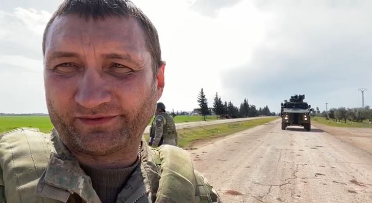 Rus provokatör Türk askerleriyle alay etti (Video Haber)
