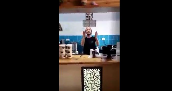 Yahudi dükkanında Kur'an tilaveti (Video Haber)