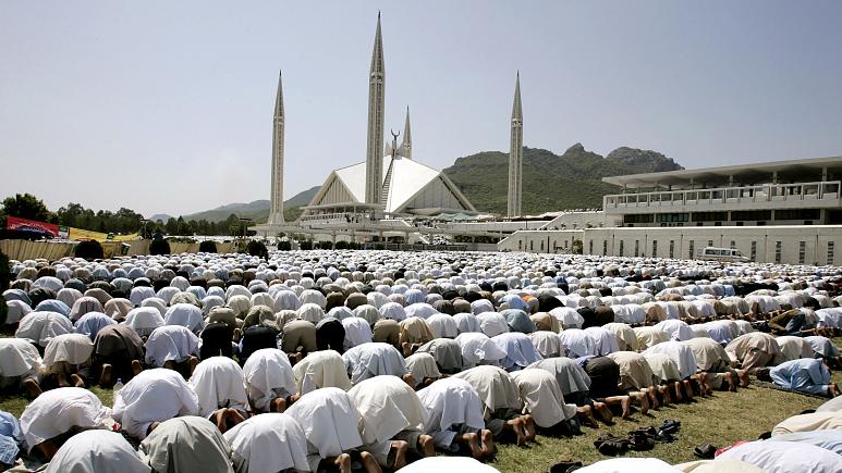 Pakistan'da camilerde cemaatle namaz yasağı kaldırıldı