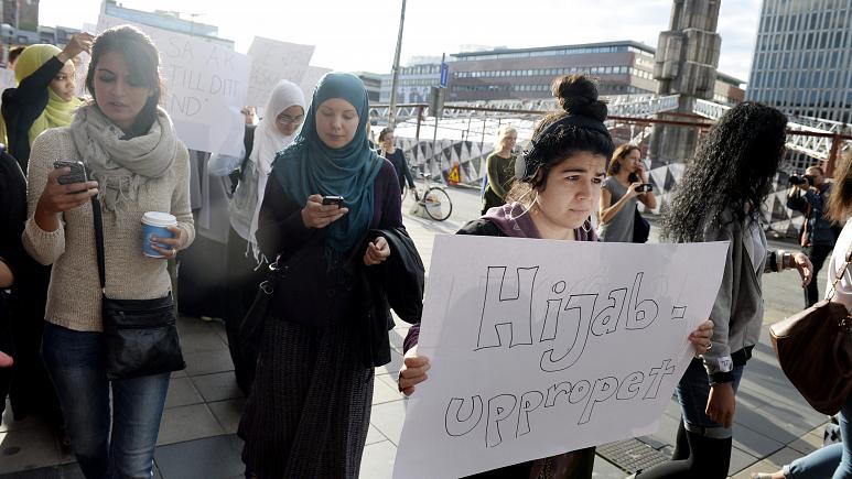 İsveçli öğretmenler başörtüsü yasağını başörtüsü takarak protesto etti