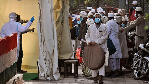 Hindular'dan virüsü Müslümanlar yayıyor suçlaması