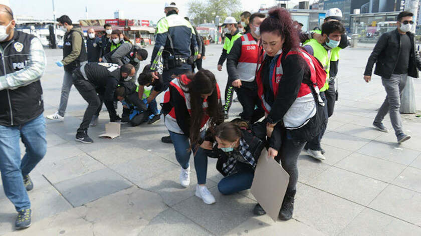 Kadıköy'de izinsiz yürümek isteyen gruba gözaltı