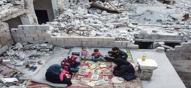 İdlib'te yıkıntılar arasında iftar