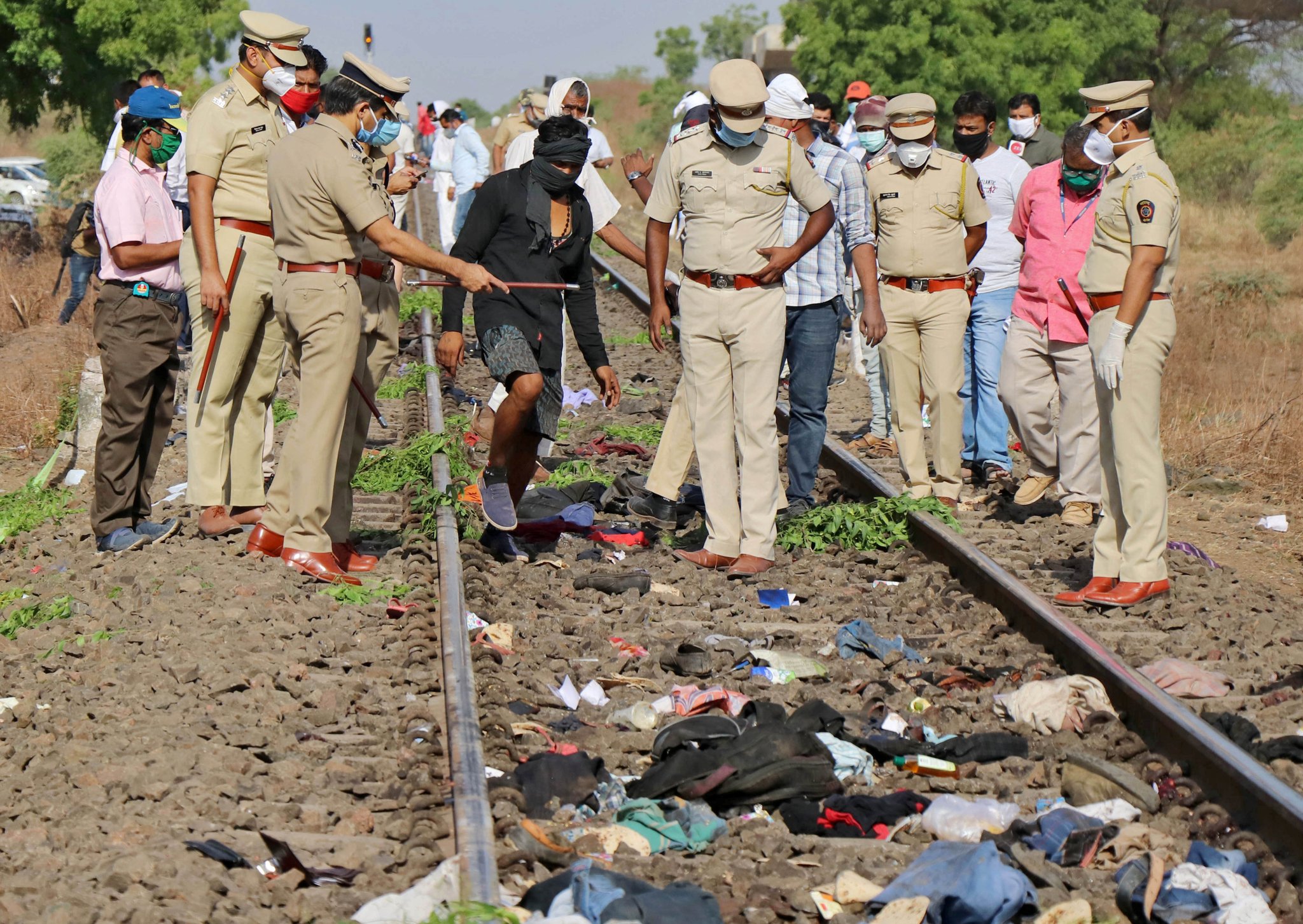 Raylarda uyuyan işçilere tren çarptı: 16 ölü