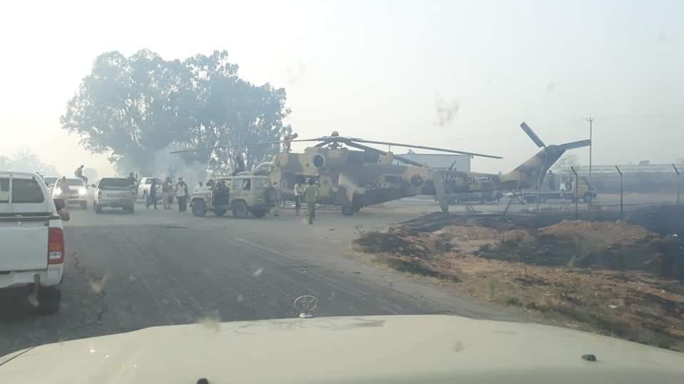 Hafter'den ele geçirilen helikopteri pikapla çektiler