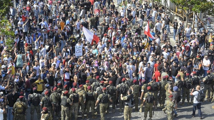 Beyrut'ta göstericiler ile Hizbullah taraftarları arasında gerginlik