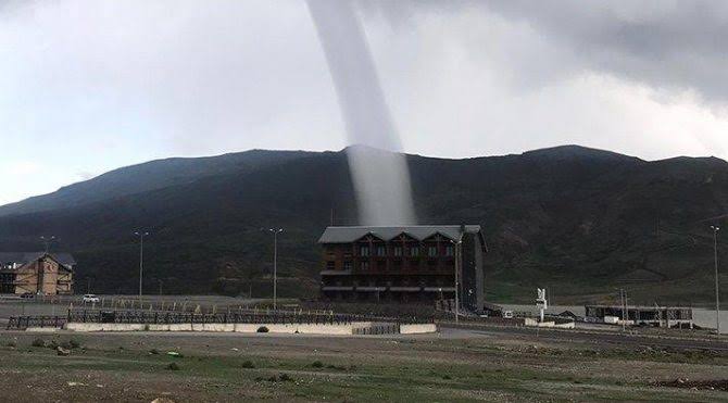 Erciyes'te şaşırtan su hortumu