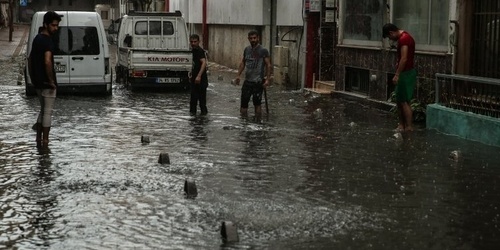 İstanbul'da şiddetli yağmur hayatı felç etti