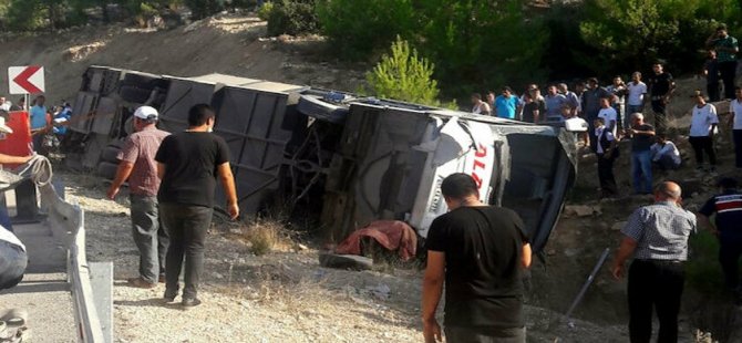 Mersin'de askerleri taşıyan otobüs devrildi