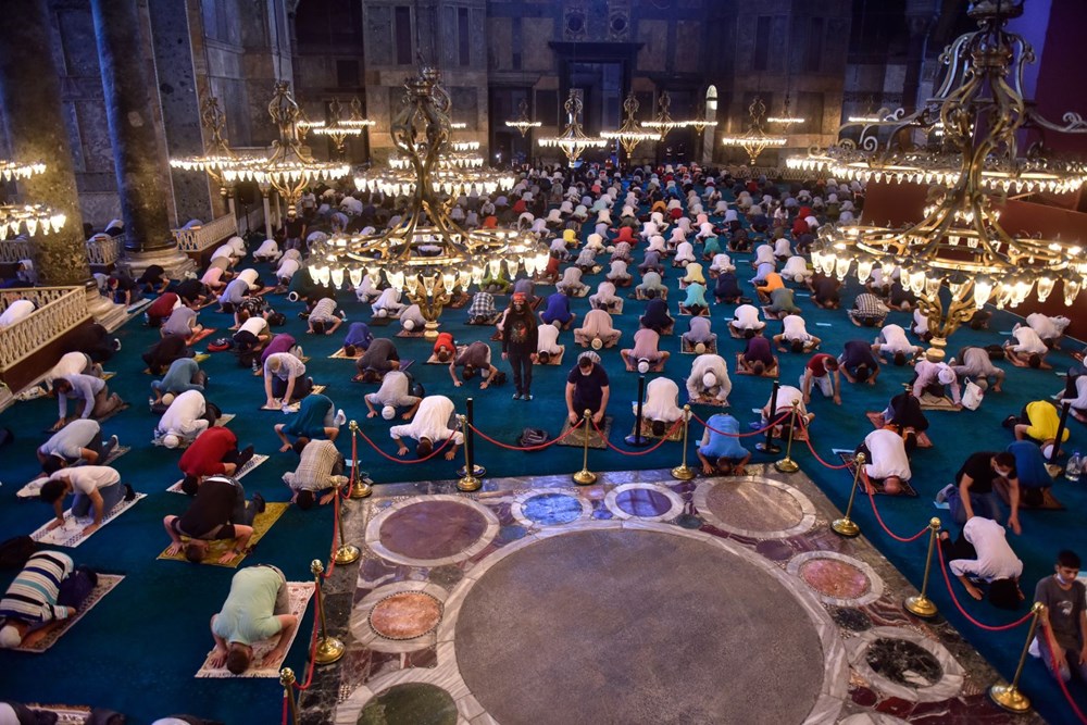 Ayasofya'da 86 yıl sonra bayram namazı kılındı