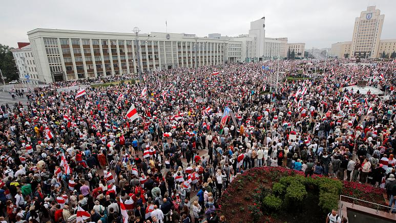 Tehditlere rağmen Belarus halkı meydanlarda