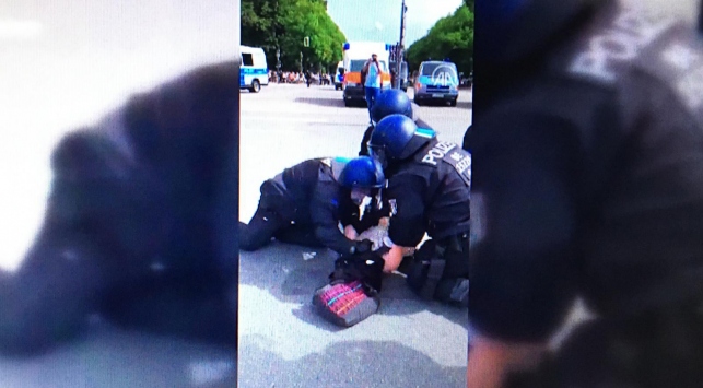 Almanya'da polis yere yatırdığı hamile kadını yumrukladı (Video Haber)