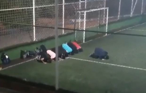 Maça ara verip namaz kıldılar (Video Haber)