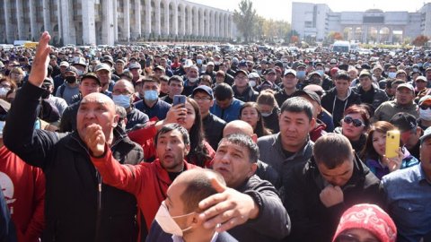 Kırgızistan'da hükümet krizi: Başbakan resmen görevden alındı