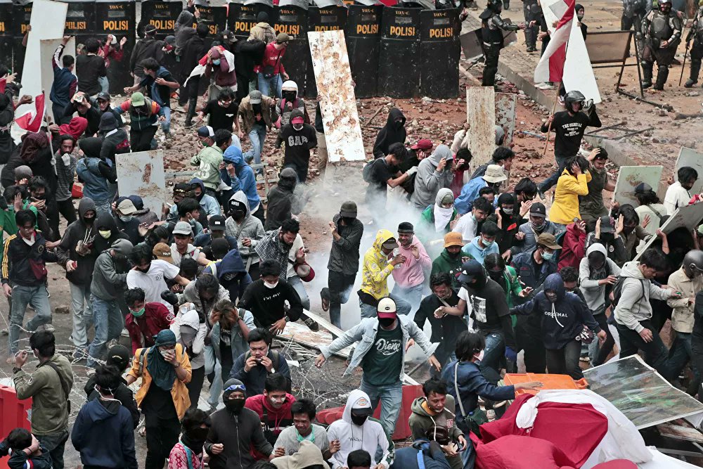 Endonezya'da yeni istihdam paketine öfke büyüyor: Yüzlerce gözaltı