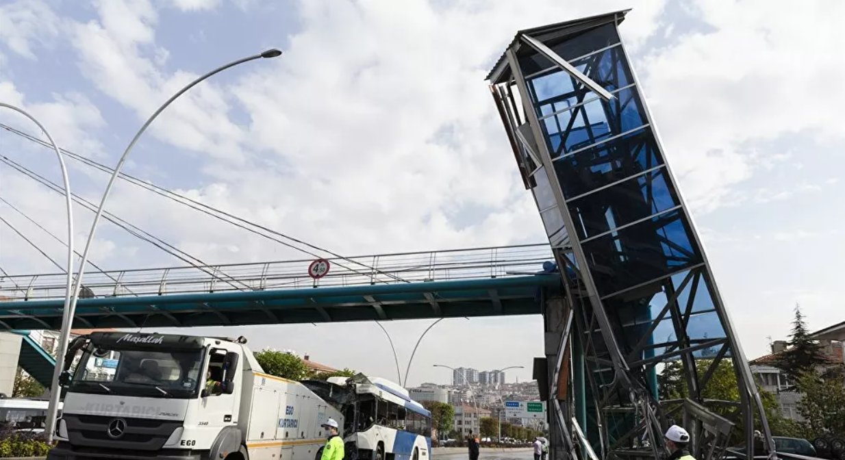 Belediye otobüsü üst geçit asansörüne çarptı: 1'i ağır, 12 yaralı