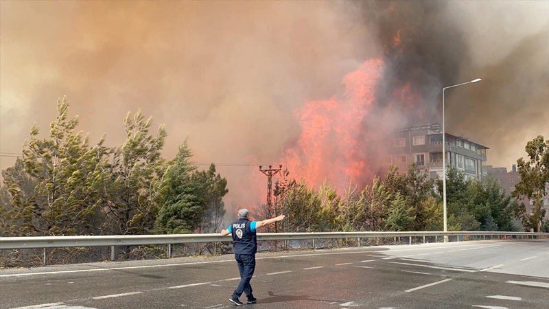 Yangın kontrol altına alındı, gözaltılar var