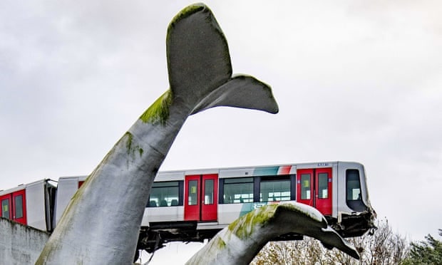 Tren dev balina heykelinde asılı kaldı