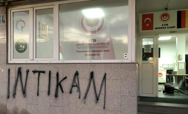 Almanya'da camiye ırkçı saldırı: Cami duvarına "intikam" diye yazıldı