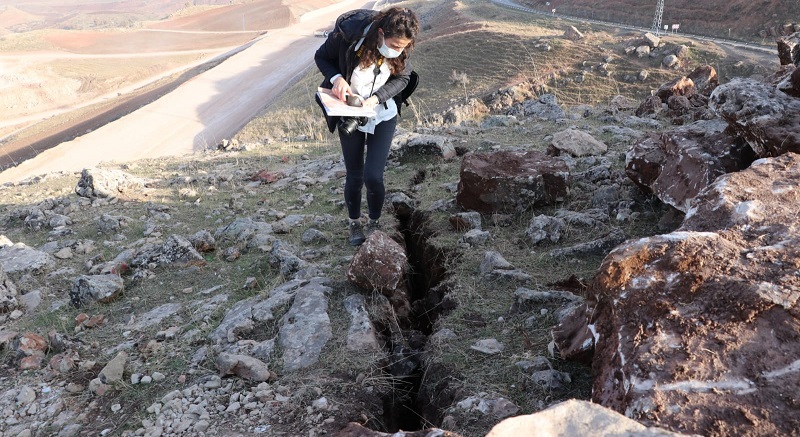 Siirt'te deprem sonrası yarıklar oluşup buharlar çıktı (video haber)