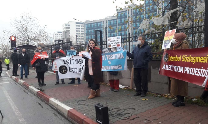 İstanbul'da kadınlar "İstanbul Sözleşmesi"ni protesto etti