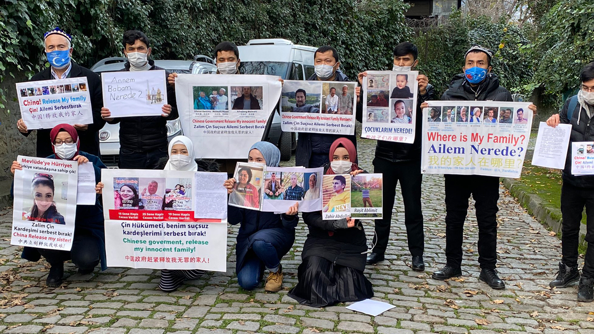 Başkonsolosluk önünde yakınlarını arayan Uygur Türkleri'ne çirkin teklif