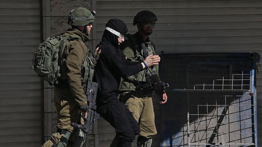 İsrail askerleri Batı Şeria'da Filistinli bir çocuğu gözaltına aldı