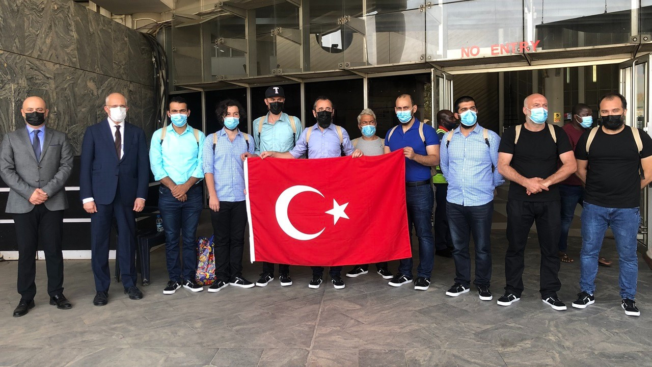 15 Türk gemici Abuja Büyükelçiliği'ne getirildi