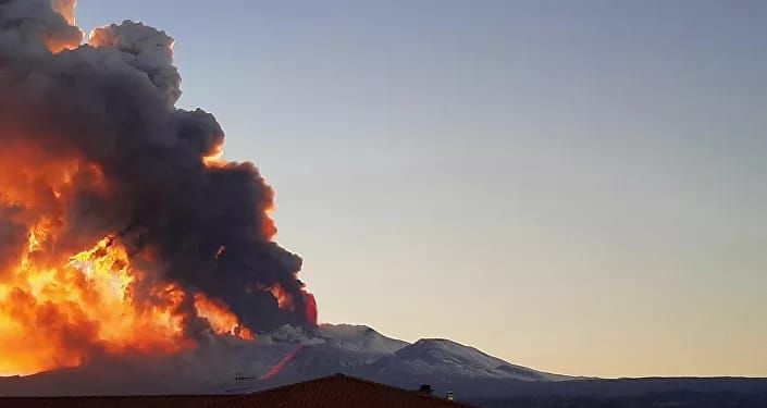 İtalya'da Etna Yanardağı yeniden faaliyete geçti