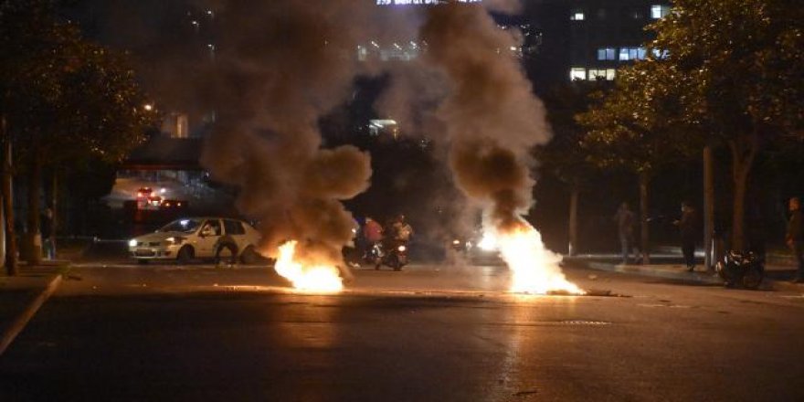 Lübnan'da tansiyon yeniden yükseliyor: Göstericiler sokakları ateşe verdi