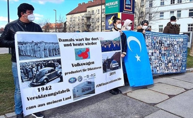 Uygur Türkleri 10 ülkede ve 15 şehirde Volkswagen'i protesto ediyor