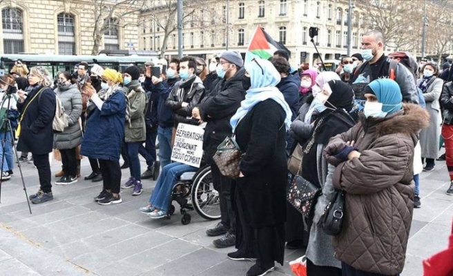 Fransa'da İslam karşıtı yasa tasarısı protesto edildi