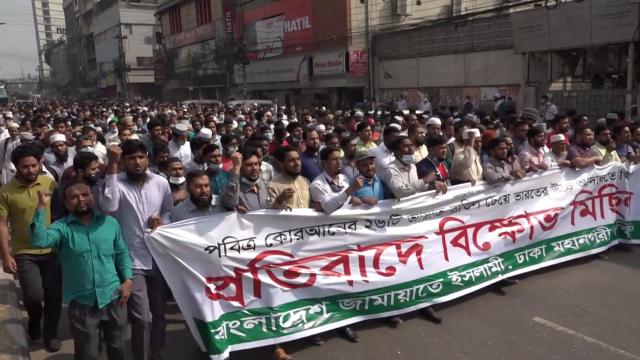 Bangladeş'te 'Kuran-ı Kerim'den 26 ayetin çıkarılması' isteğine dev protesto