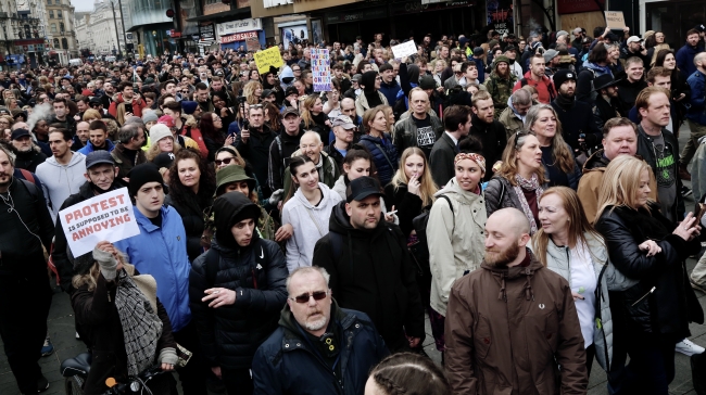 Londra'da binlerce kişi koronavirüs tedbirlerini protesto etti