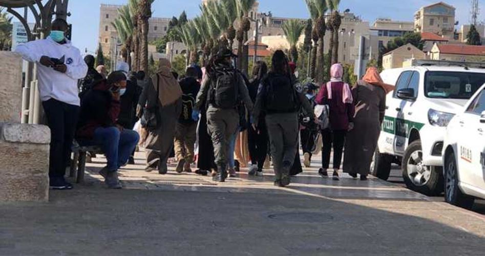 İşgal güçleri namaz kılmak için Mescidi Aksa’ya giden kadınları engelledi