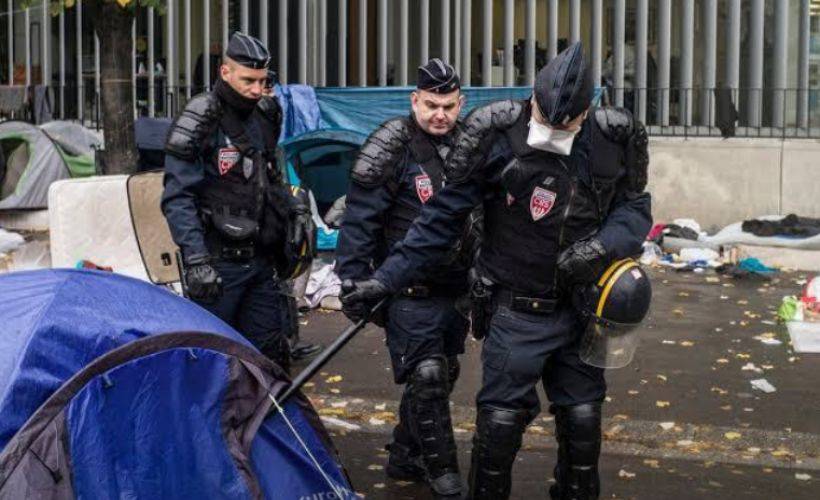 Fransa'da polis mültecilerin çadır kentlerini kepçeyle yıktı