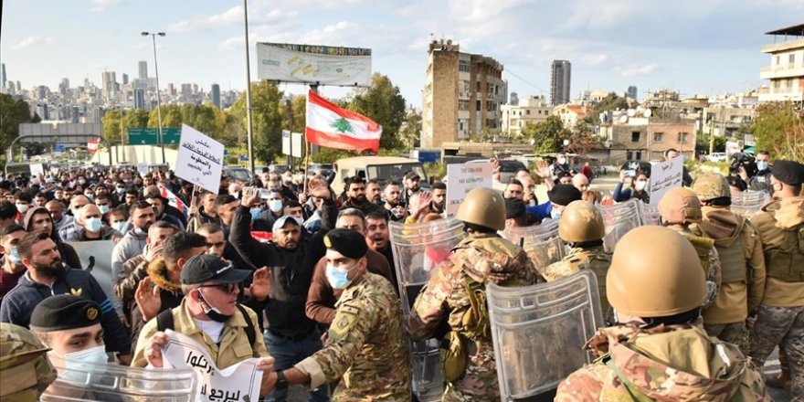 Lübnan'da protestocular yönetimin istifasını istedi