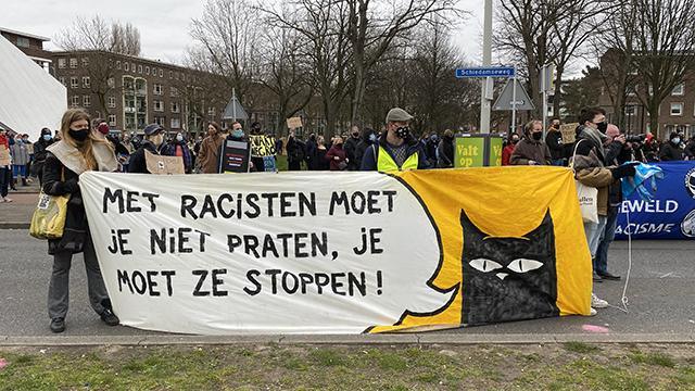 Hollanda'da polisin ırkçı söylemleri protesto edildi