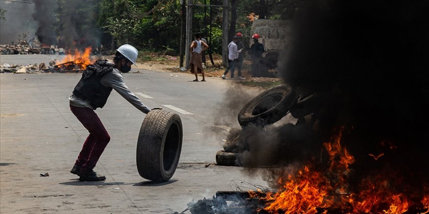 Myanmar'da protestocular polis karakoluna saldırdı: 7 ölü