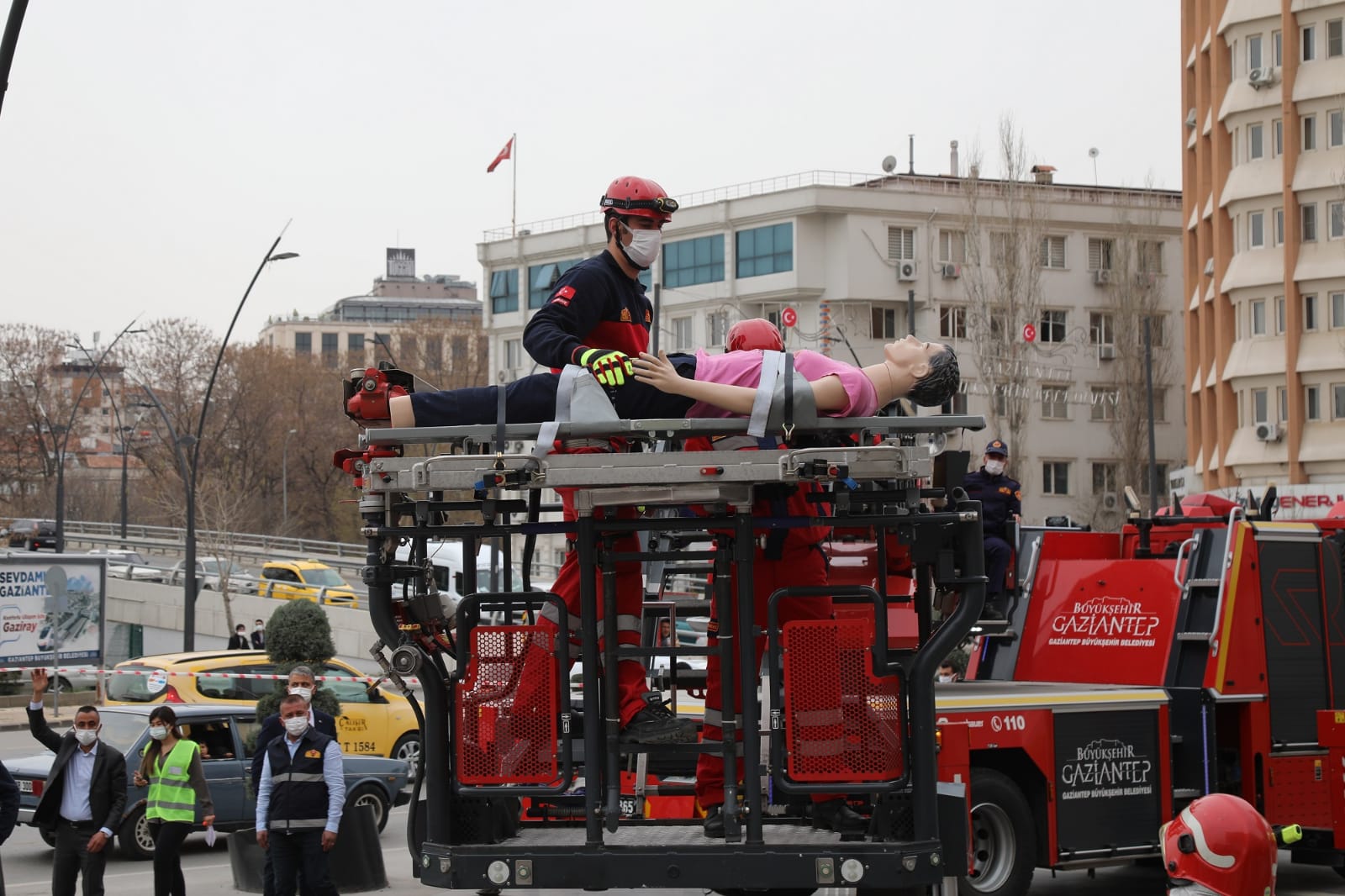 Gaziantep Büyükşehir Belediyesi’nde gerçeği aratmayacak bir deprem tatbikatı