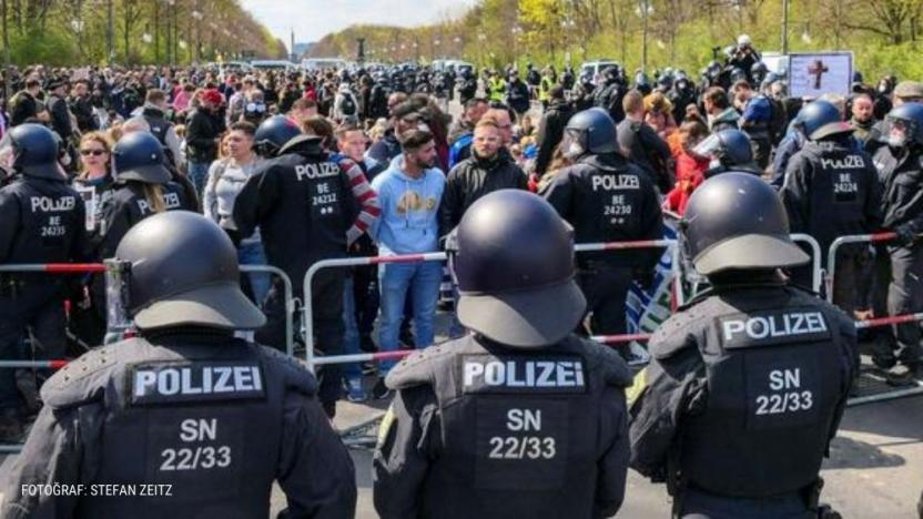 Almanya'da binlerce kişi koronavirüs kısıtlamalarını protesto etti