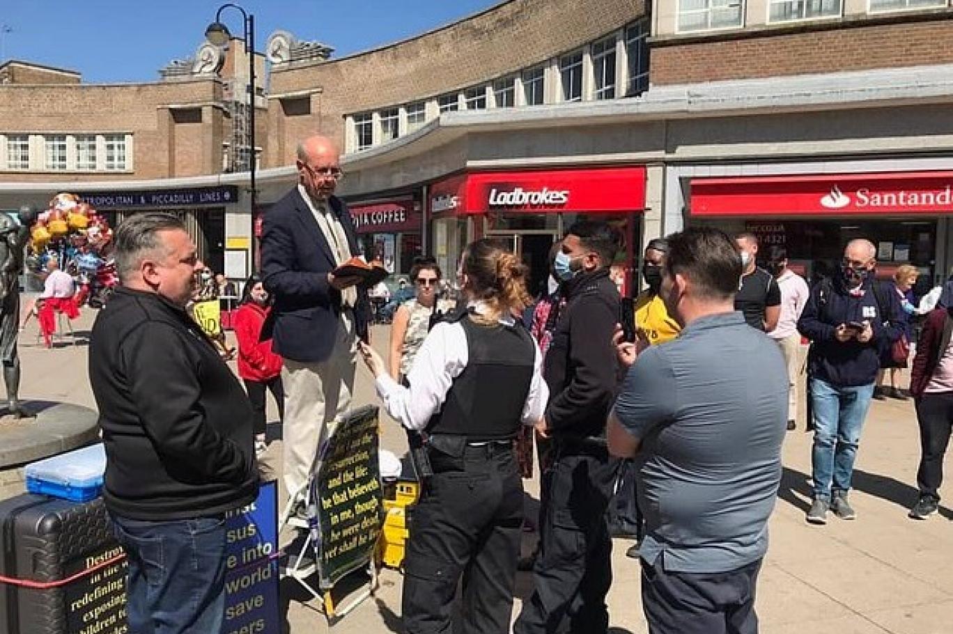 Londra'da bir papaz, "evlilik kadın ve erkek arasındadır" deyince gözaltına alındı