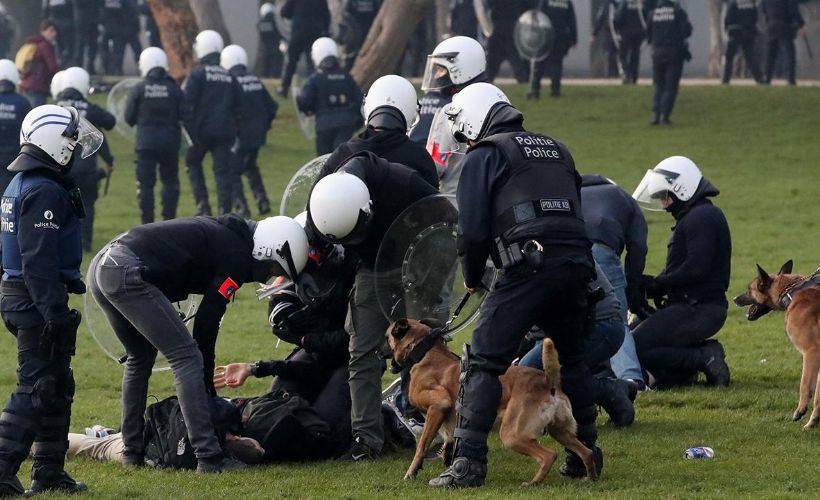 Belçika'da koronavirüs kısıtlamalarını protesto eden göstericilere polis şiddeti