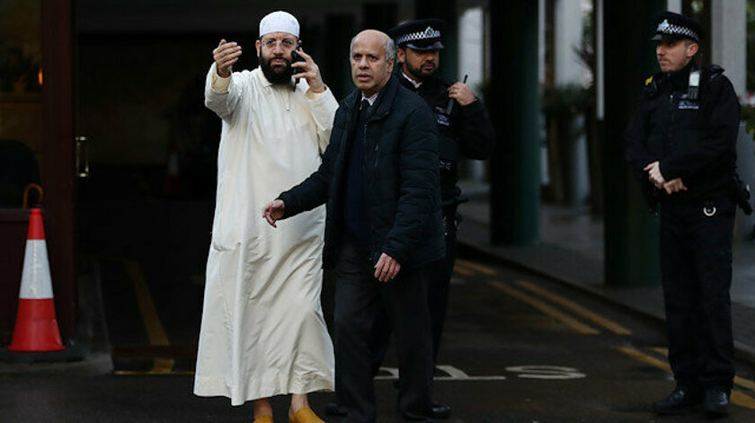 Londra'da camiye giren bir kişi namaz kılan bir din görevlisini bıçakladı