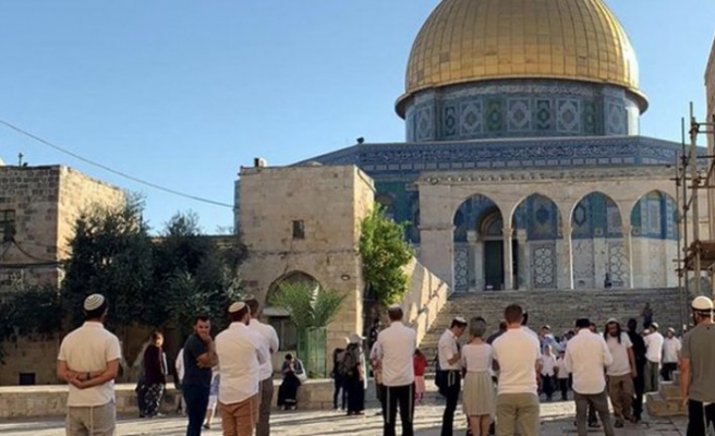 İsrail polisi Mescid-i Aksa'da sabah namazını kılan cemaate saldırdı