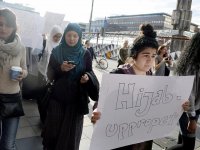 İsveçli öğretmenler başörtüsü yasağını başörtüsü takarak protesto etti