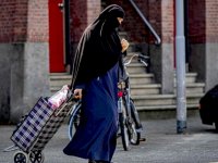 Hollanda'da maske zorunluluğu, burka yasağını yeniden gündeme getirdi