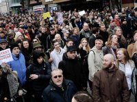 Londra'da binlerce kişi koronavirüs tedbirlerini protesto etti