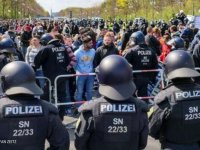 Almanya'da binlerce kişi koronavirüs kısıtlamalarını protesto etti